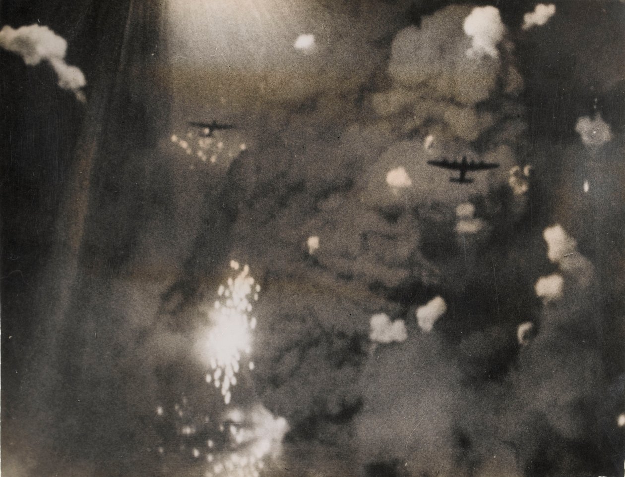 Foto genomen toen Royal Air Force Lancasters Dresden aanvielen (zwart-wit foto) door Photographer German