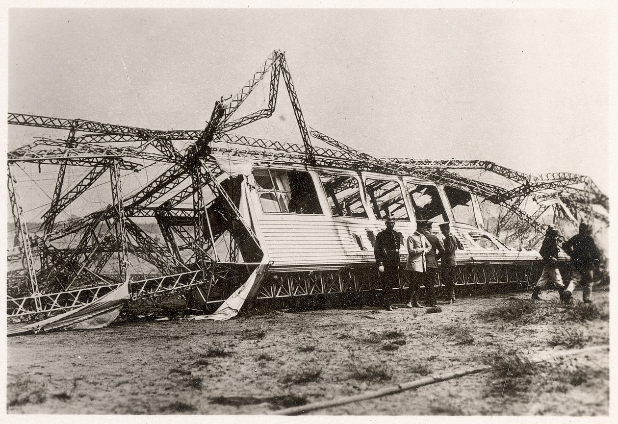 De ruïnes van de Zeppelin LZ10 "Schwaben" na de vernietiging op 28 juni 1912 door Photographer German
