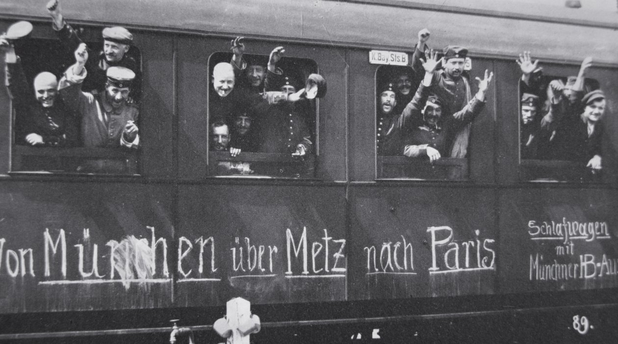 Duitse troepen vertrekken naar het front in een spoorwagon met het bericht 