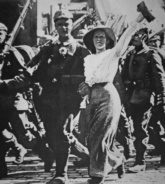 Duitse troepen marcheren naar de oorlog, hun tunieken en geweren versierd met bloemen van de jubelende menigte door Photographer German