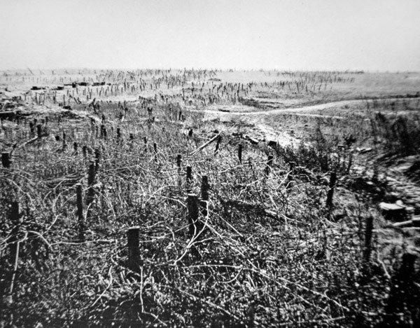 Duitse prikkeldraadverdediging van de Beaurevoir-positie, deel van de Hindenburglinie door Photographer German