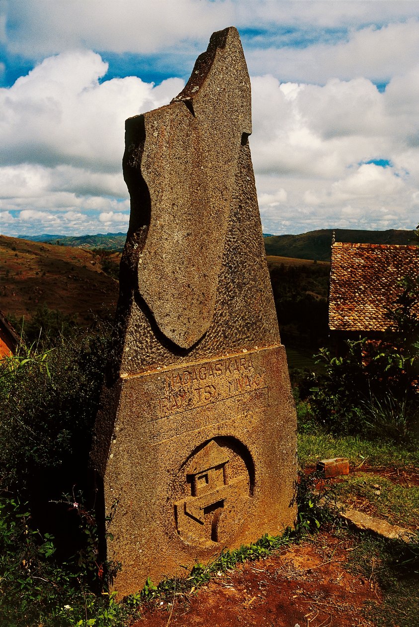 Stele die Madagaskar uitbeeldt, Ambohimanga, Madagaskar door Blaise Nicolas Le Sueur
