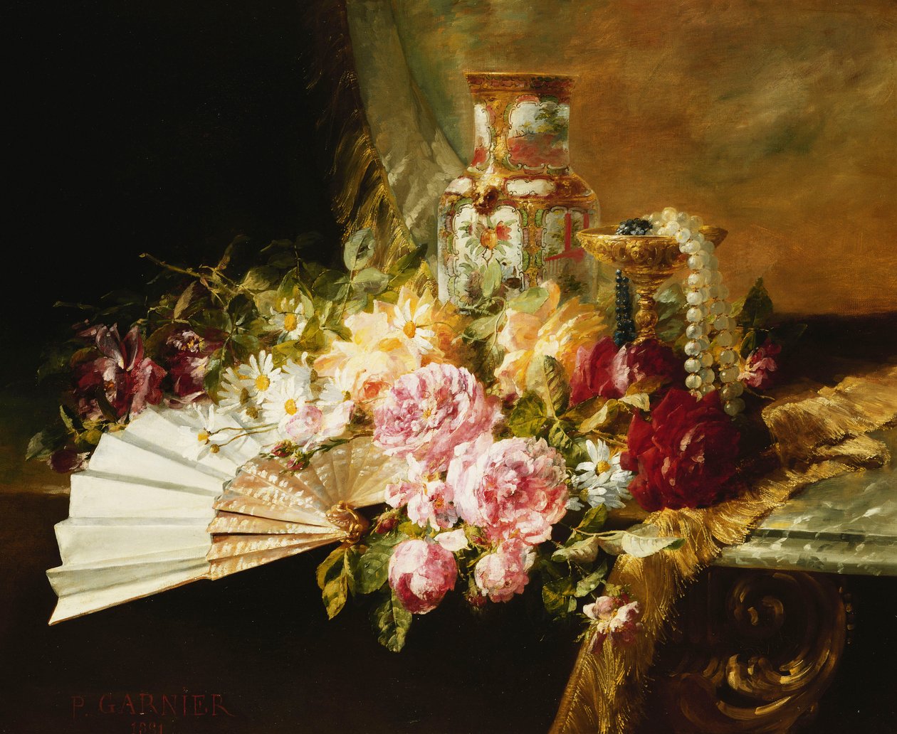 Een Waaier met Rozen, Madeliefjes en een Famille Rose Vaas op een Gedrapeerde Tafel door Pierre Garnier