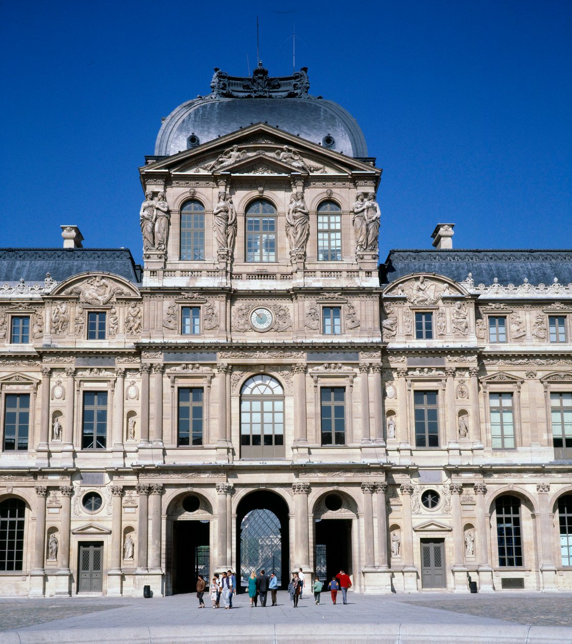 Architectuur: uitzicht op de vierkante binnenplaats van het Louvre. Gerealiseerd door Pierre Lescot door Pierre Lescot