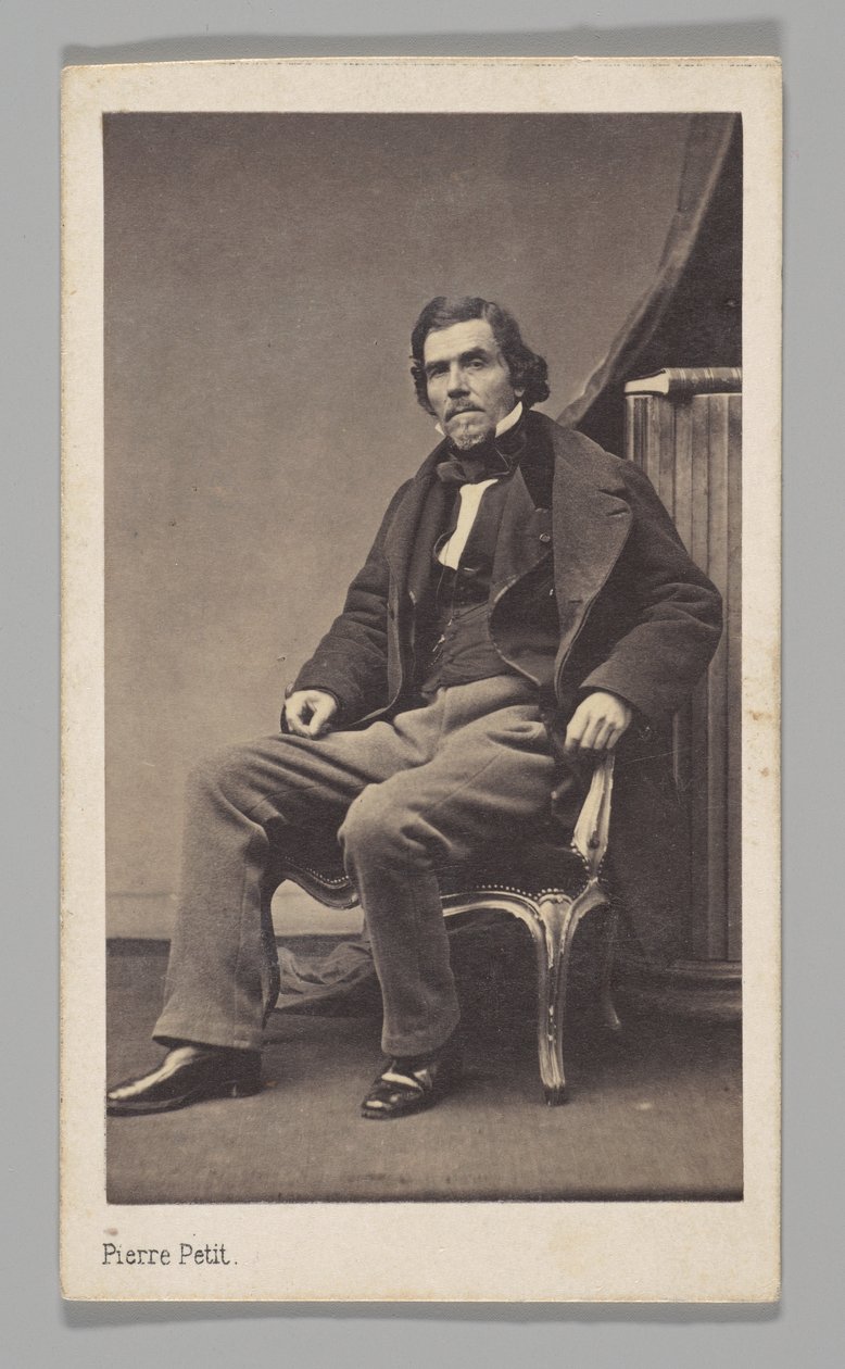 [Studioportret: Eugène Delacroix zittend op een stoel] door Pierre Petit
