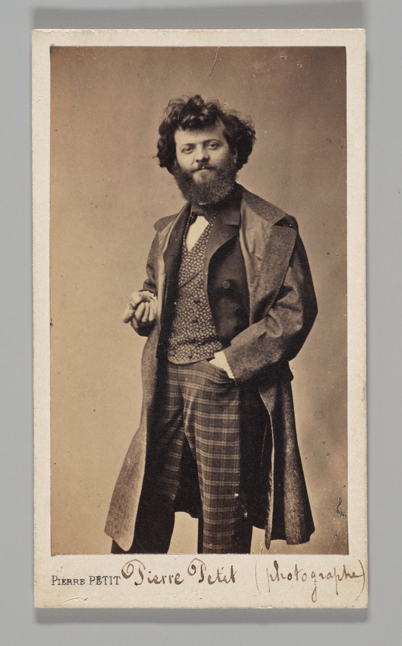 [Atelierportret: zelfportret met geruite broek en overjas] door Pierre Petit