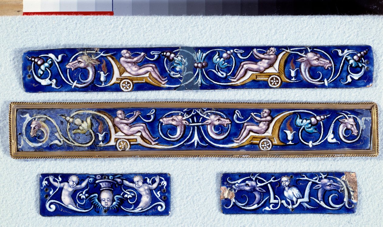 Groteske spoelplaten. Email geschilderd gerealiseerd in de ateliers van Pierre Reymond (1513-1584) Enouen, Musée national de la Renaissance door Pierre Reymond