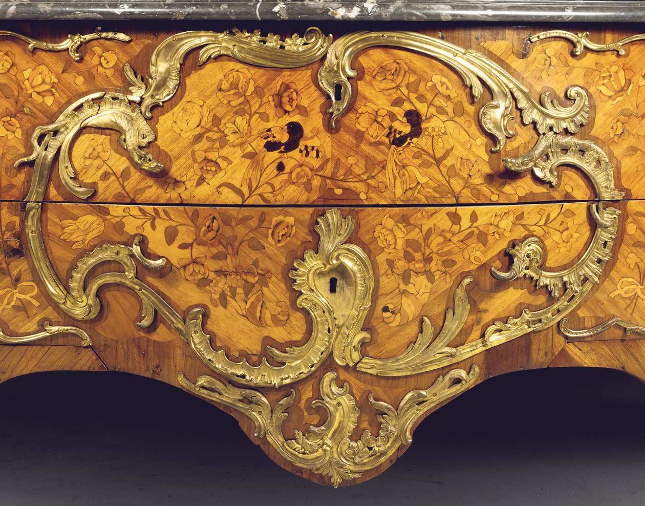 Detail van een Louis XV commode, verkocht door Adrien Delorme door Pierre Roussel
