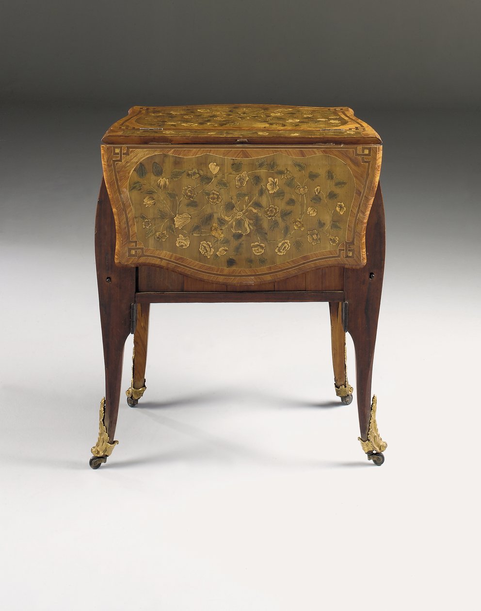 Louis XV commode door Pierre Roussel