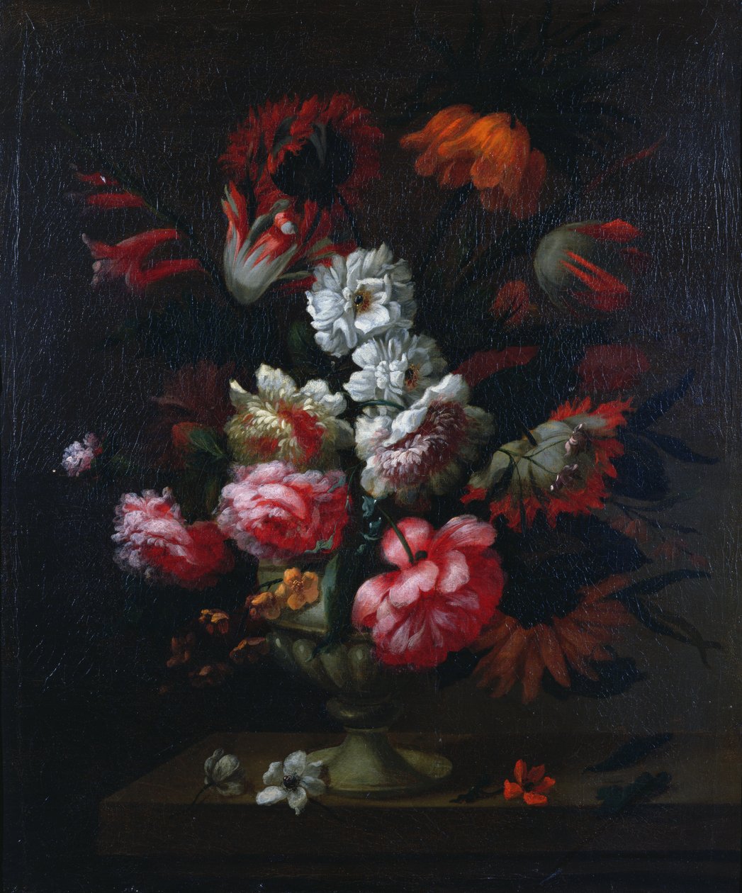 Stilleven van bloemen in een urn door Pieter Hardime
