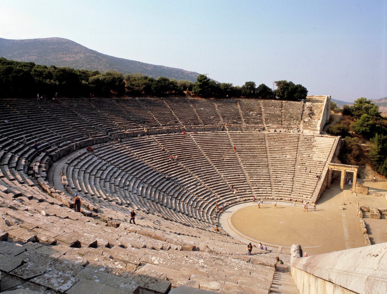 Zicht op het theater van Epidaurus gerealiseerd door de architect Polyclete le Jeune in Griekenland door Polycletus (active c.450 c.415 BCE)