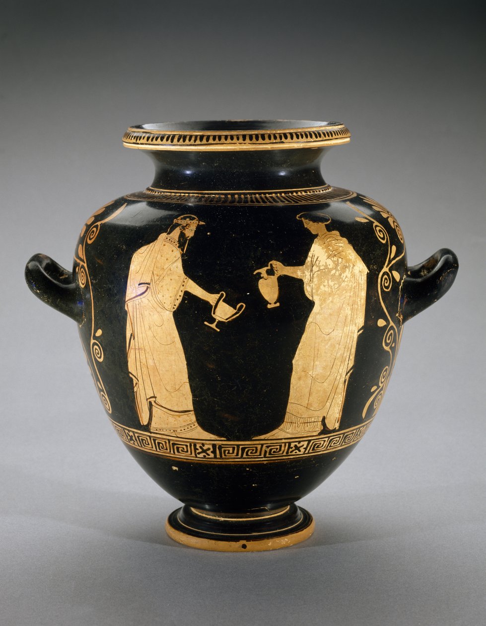 Rood-figuur Stamnos met scène van Dionysus met dienstmeid door Polygnotos Polygnotos
