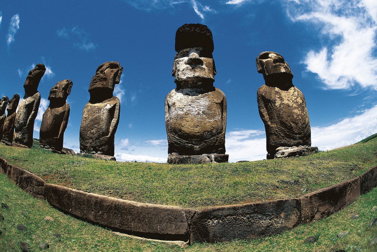 Moai-standbeelden, Rapa Nui Nationaal Park, Paaseiland, Chili door Polynesian Polynesian