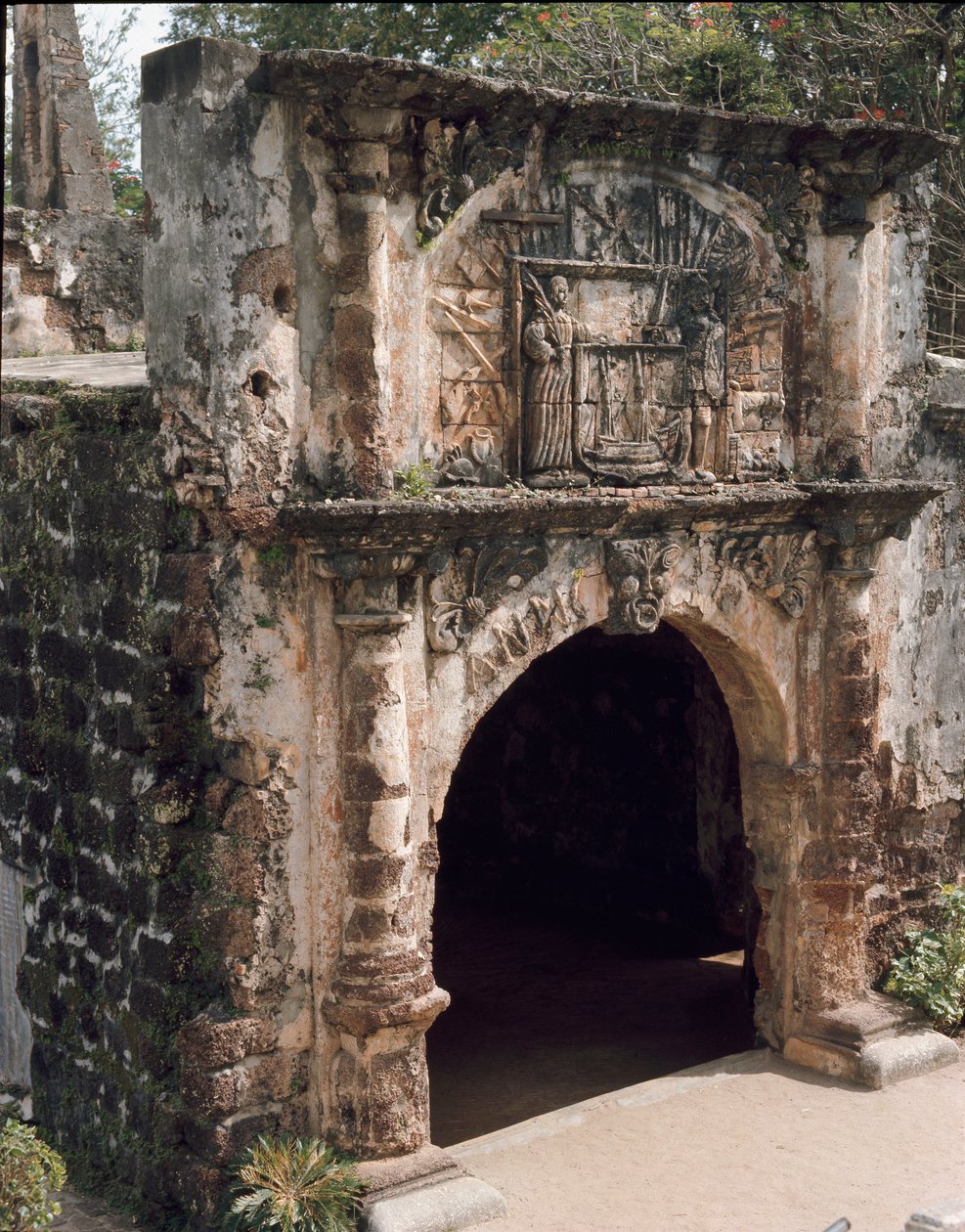 Zicht op de poort van het Fortaleza fort door Portuguese School
