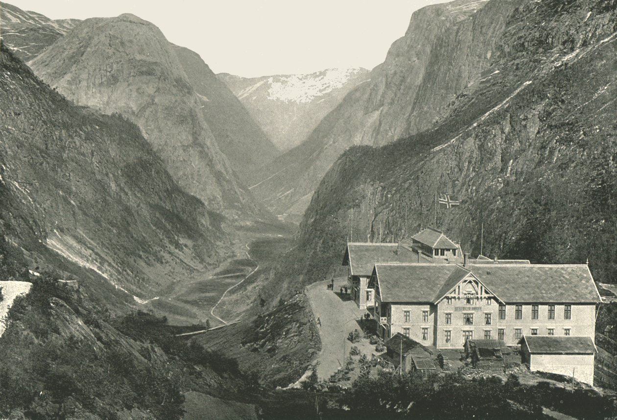 Het dal en hotel, Stalheim, Noorwegen, 1895 door Poulton and Co