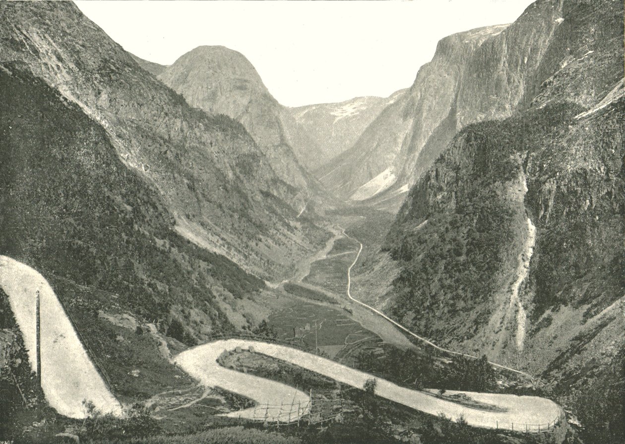 De Zig-Zag weg en Watervallen, Stalheim, Noorwegen door Poulton and Co