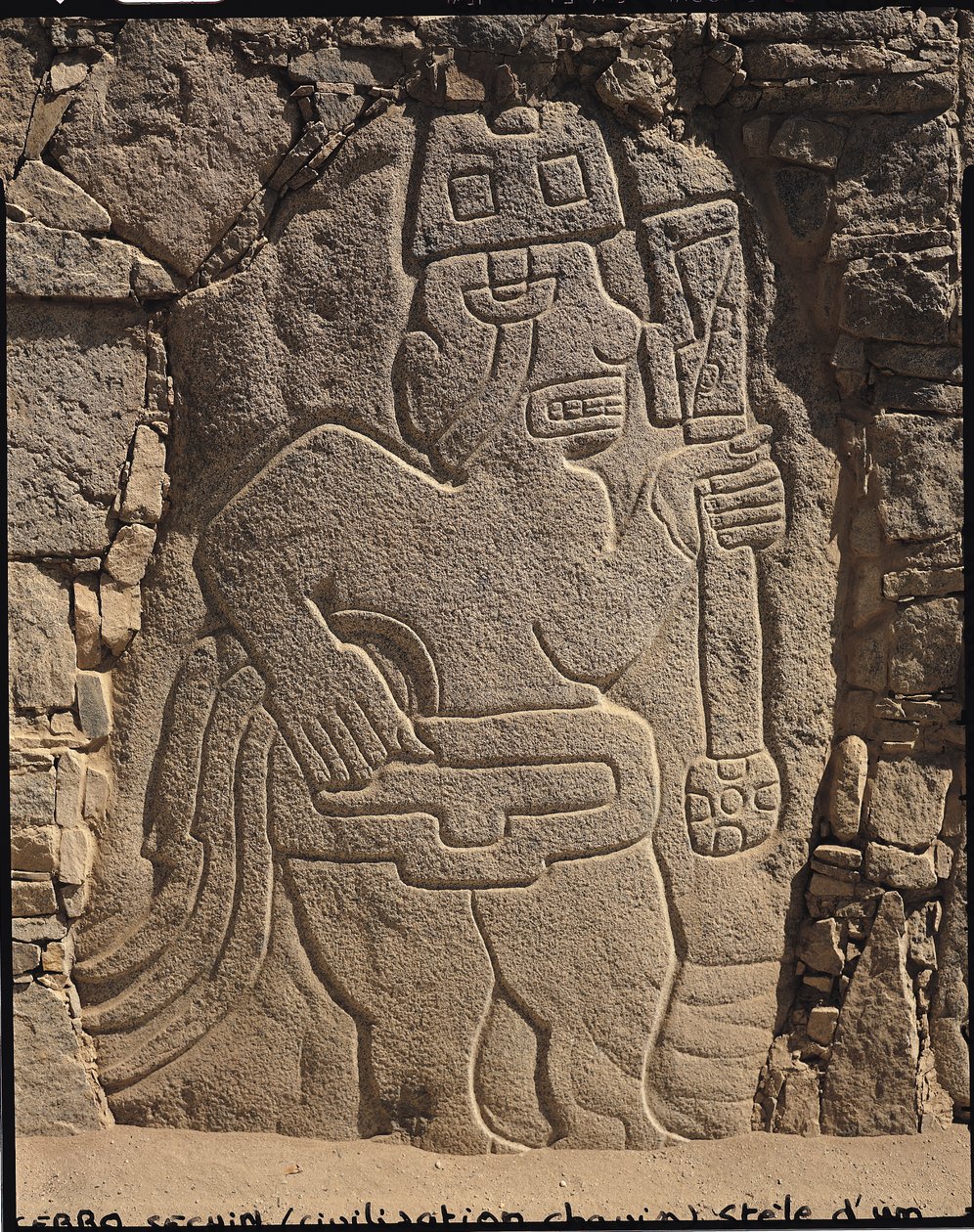 Stèle met een krijger die een knuppel vasthoudt, Chavin Cultuur door Pre Columbian