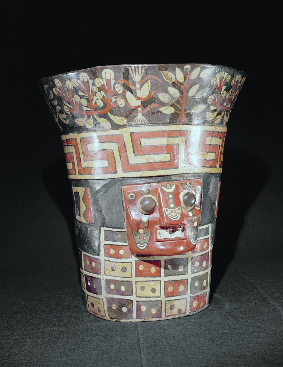 Vaatwerk met maïs, yams en dieren, uit Tiahuanaco, ca. 650 AD door Pre Columbian
