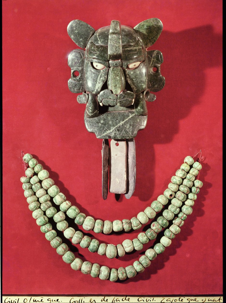 Zapotec borstplaat in de vorm van een masker dat de vleermuisgod, Piquete Zina, voorstelt, van Monte Alban, Oaxaca en een Olmec ketting gemaakt van 90 kalebasvormige kralen, van La Venta, Tabasco door Pre Columbian