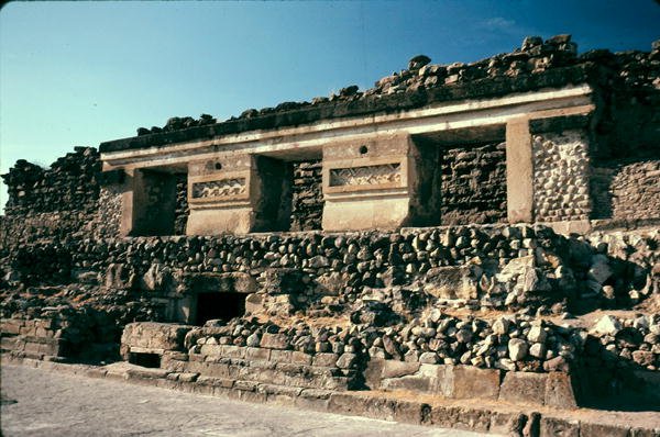 Binnenplaats met patroonstenen door Pre Columbian Pre Columbian