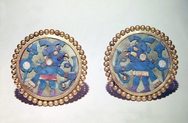 Oorschijven versierd met vogel-hoofdige krijgers met schilden, speren en slingers, Mochica stijl door Pre Columbian Pre Columbian