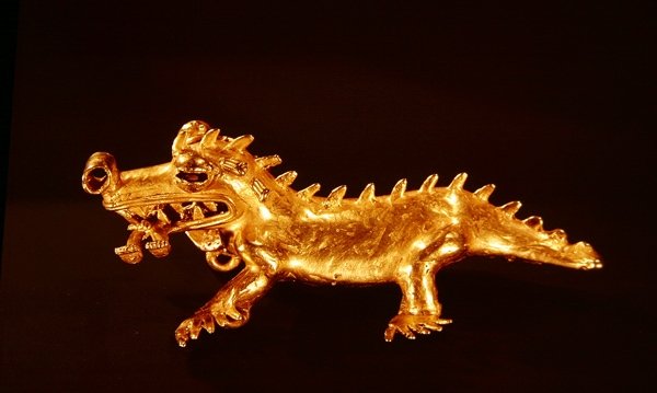 Hanger die een krokodil voorstelt met een menselijke figuur in zijn bek, uit La Vaca, Punta Burica door Pre Columbian Pre Columbian