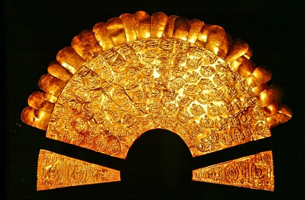 Repousse borstplaat versierd met vogels en zeven rijen menselijke figuren, Chimu stijl door Pre Columbian Pre Columbian