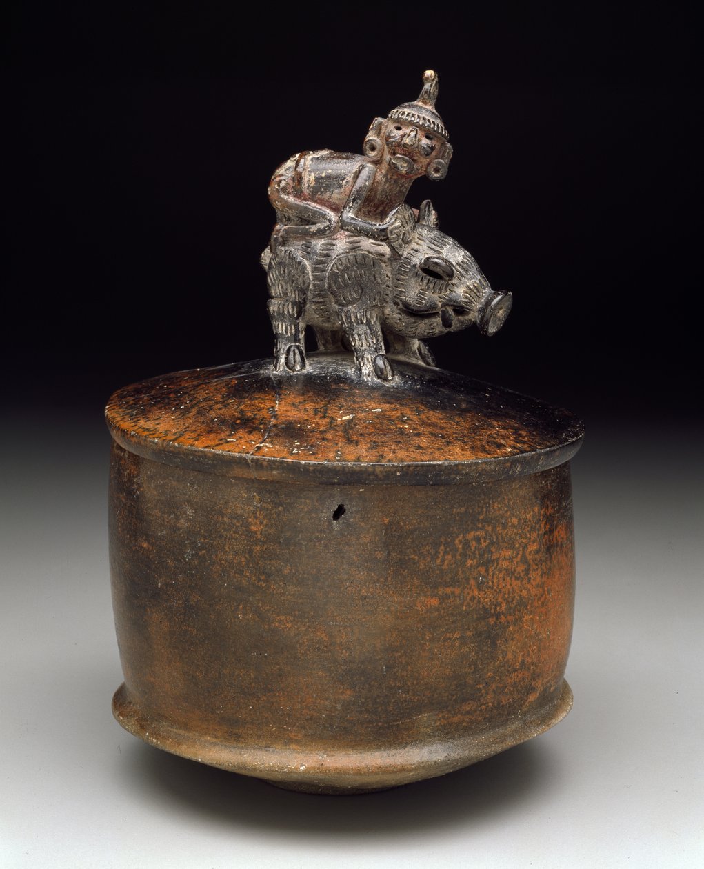 Kom met deksel met een man die op een pekari rijdt, 250-550 door Pre Columbian Pre Columbian
