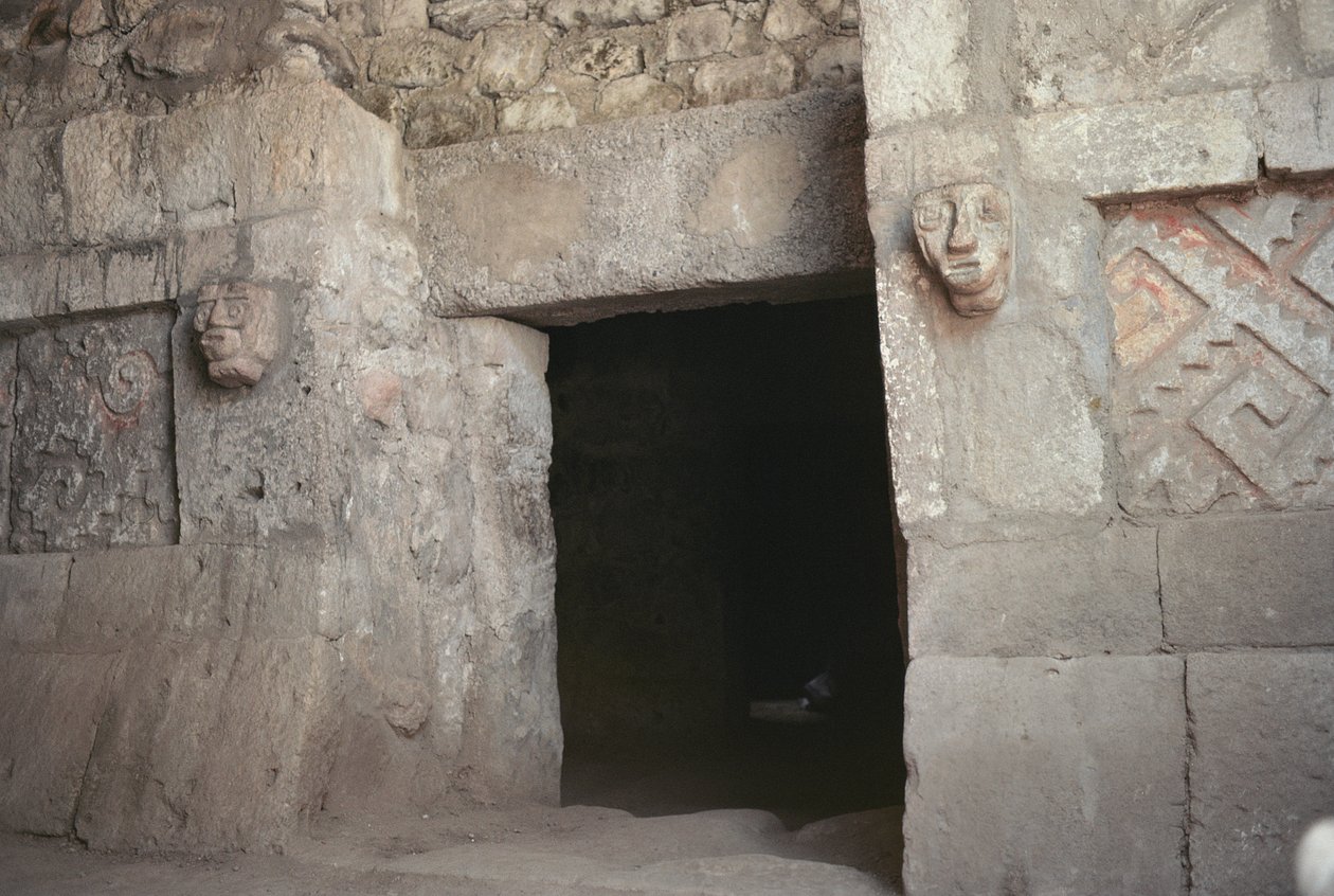 Een deur met gebeeldhouwde hoofden, Late Post-Klassieke Periode door Pre Columbian