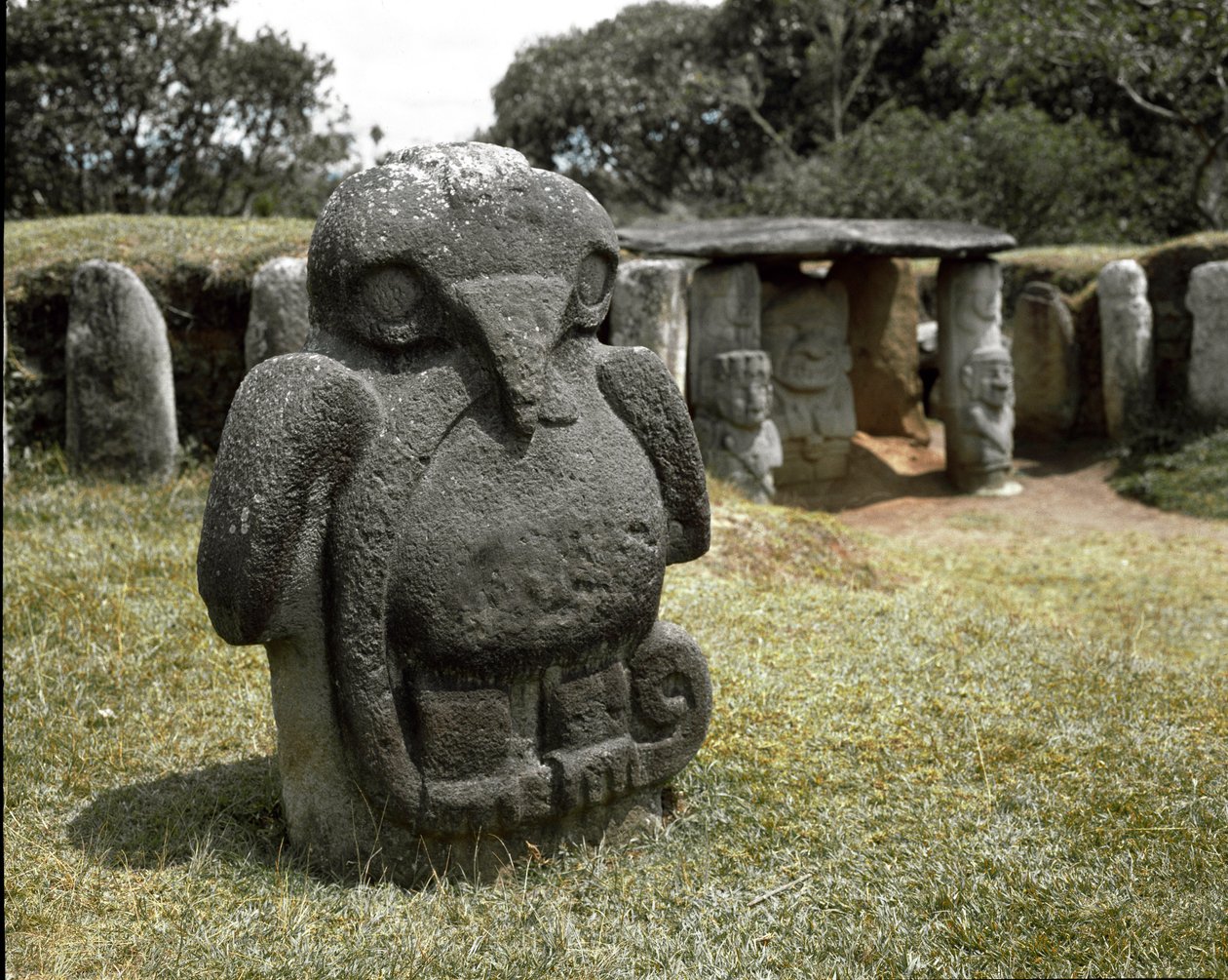 Megalithische sculptuur van een vogel die een slang vasthoudt door Pre Columbian Pre Columbian