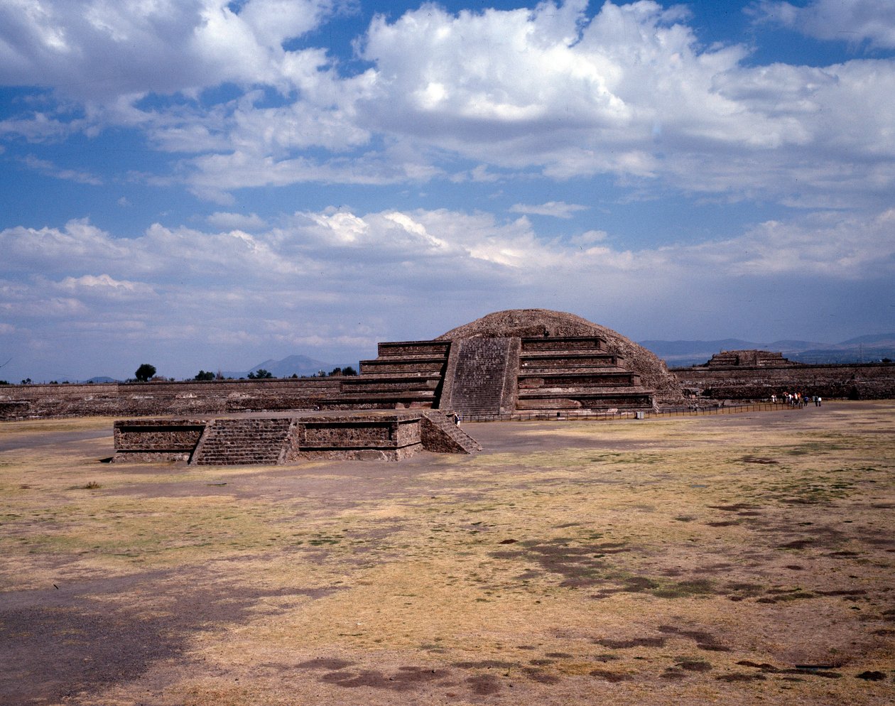 Precolumbiaanse beschaving: uitzicht op de site van Teotihuacan: de tempel (of piramide) van de zon door Pre Columbian Pre Columbian