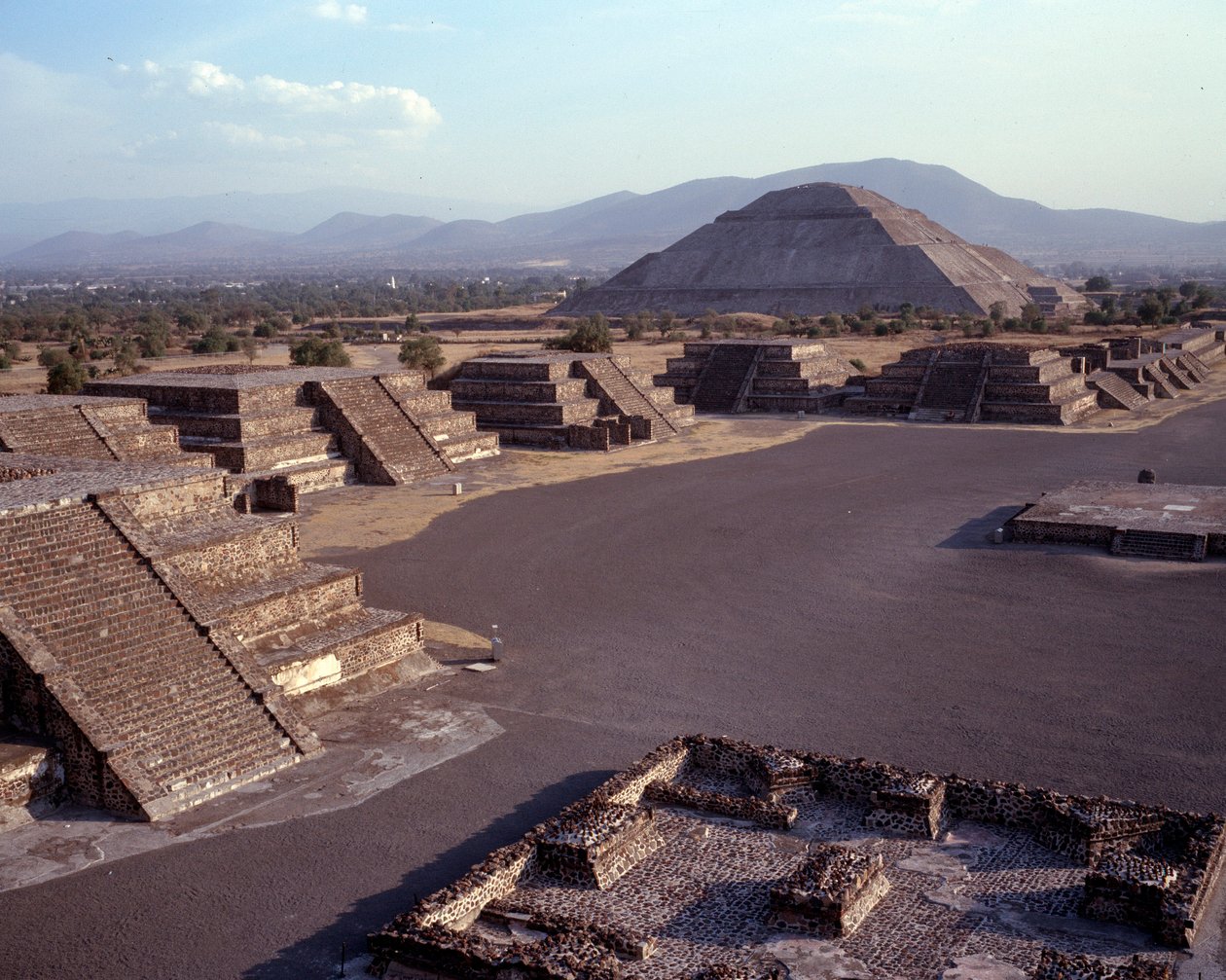 Precolumbiaanse beschaving: uitzicht op de site van Teotihuacan: de tempel van de zon door Pre Columbian Pre Columbian