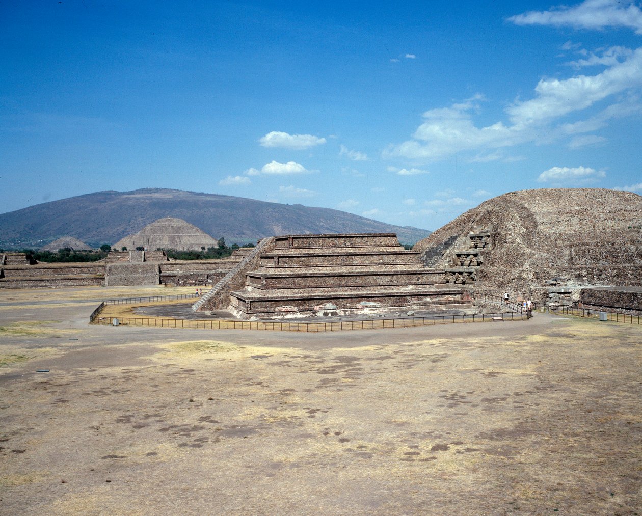 Precolumbiaanse beschaving: uitzicht op de site van Teotihuacan: de tempel (of piramide) van de zon door Pre Columbian Pre Columbian