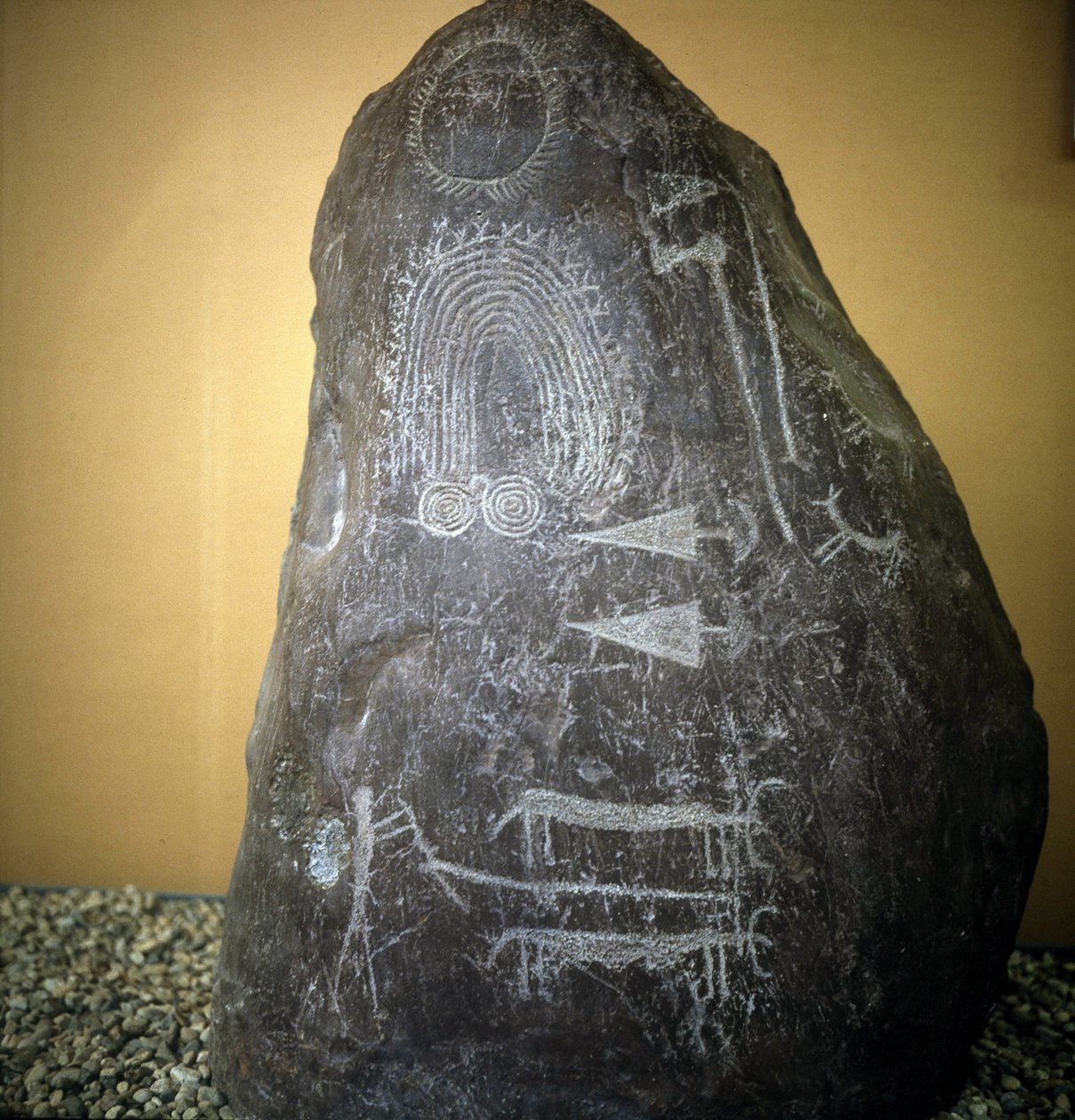 Beschaving van de Camunni, Prehistorie, rotstekeningen: grafrots, dieren, pijlpunt en spiralen - Stele van Bagnolo type 2 in Valcamonica (Camonica Vallei) (Italië) door Prehistoric Prehistoric