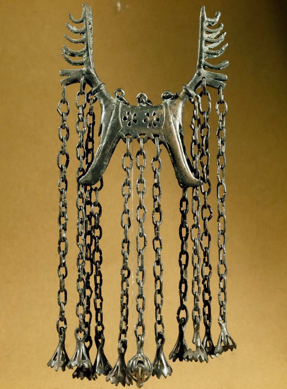 Prehistorie: elandvormige hanger met twee hoofden van een site in Dolanlar (Azerbeidzjan) Bronstijd. Bakoe, Azerbeidzjan Staatsreligie Geschiedenis Museum door Prehistoric Prehistoric