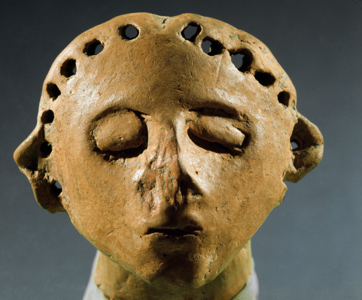 Prehistorie, cultuur van Cucuteni-Trypillia: hoofd van kleibeeld. 3000 v.Chr. Neolithicum, Steentijd. Chisinau, Historisch Instituut van Wetenschappen van de Republiek Moldavië door Prehistoric Prehistoric