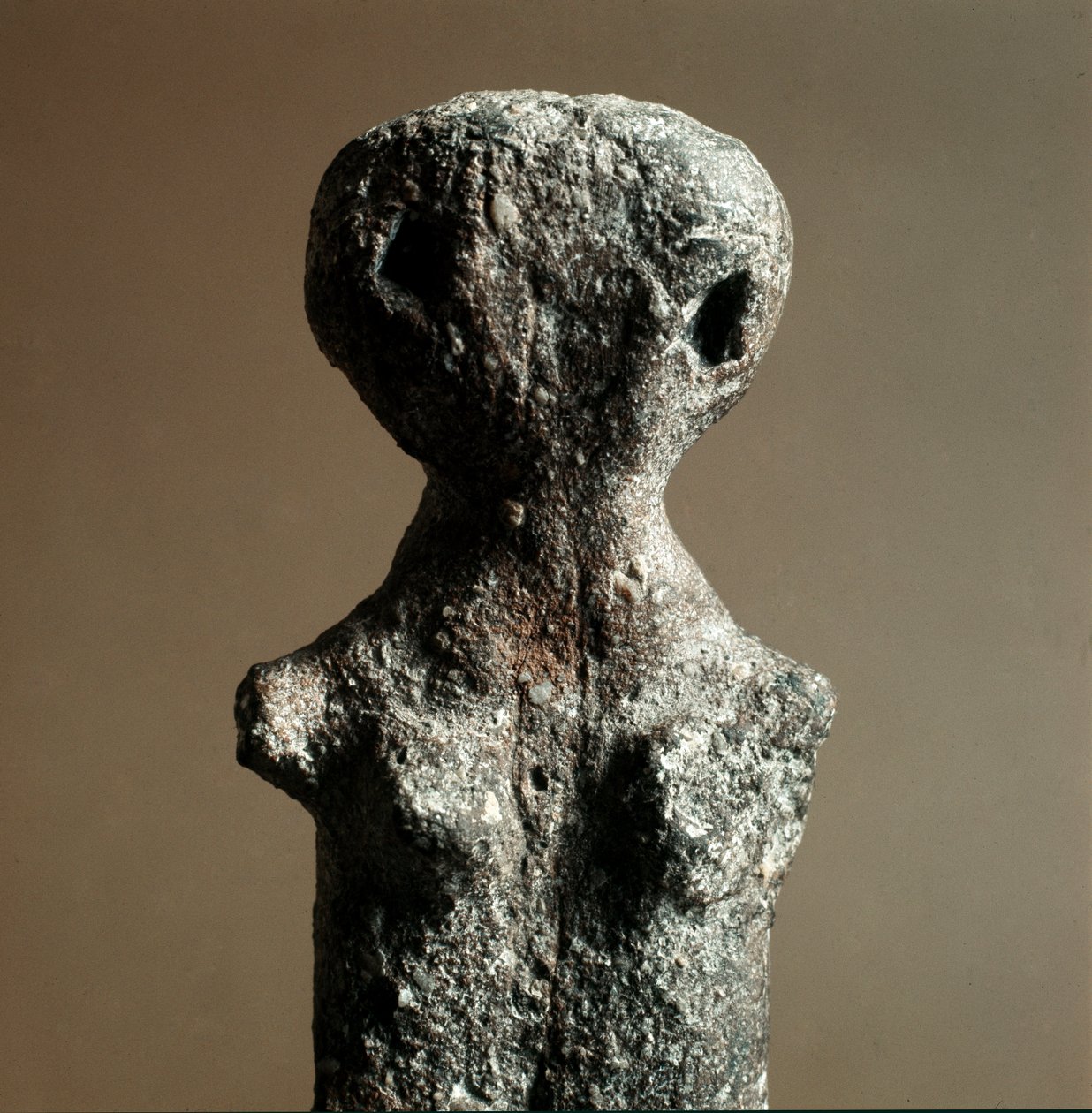 Prehistorie: vrouwelijke terracotta idool uit de Necropolis van Arene Candide (Finale Ligurië), Ligurië. Midden-Neolithicum, Steentijd. Genua, Museo di Archeologia Ligure door Prehistoric Prehistoric