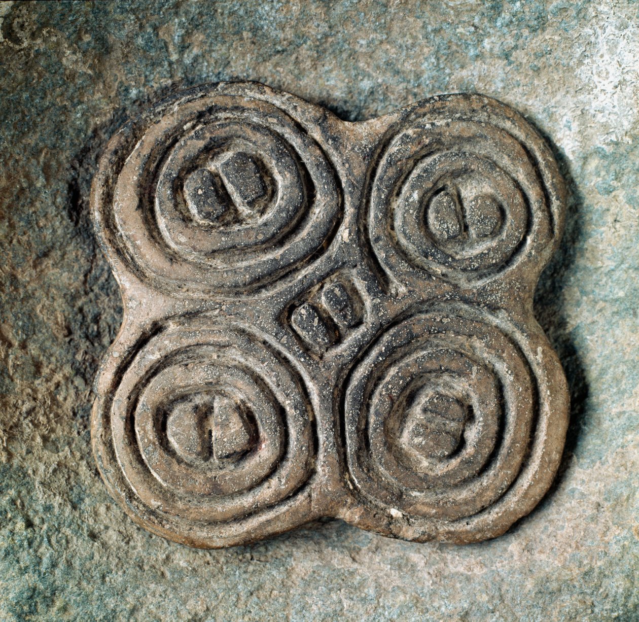 Prehistorie: zegel of zegel (pintadera) versierd met een spiraal uit de Necropolis van Arene Candide (Finale Ligurië), Ligurië. Midden-Neolithicum, Steentijd. Genua, Museo di Archeologia Ligure door Prehistoric Prehistoric