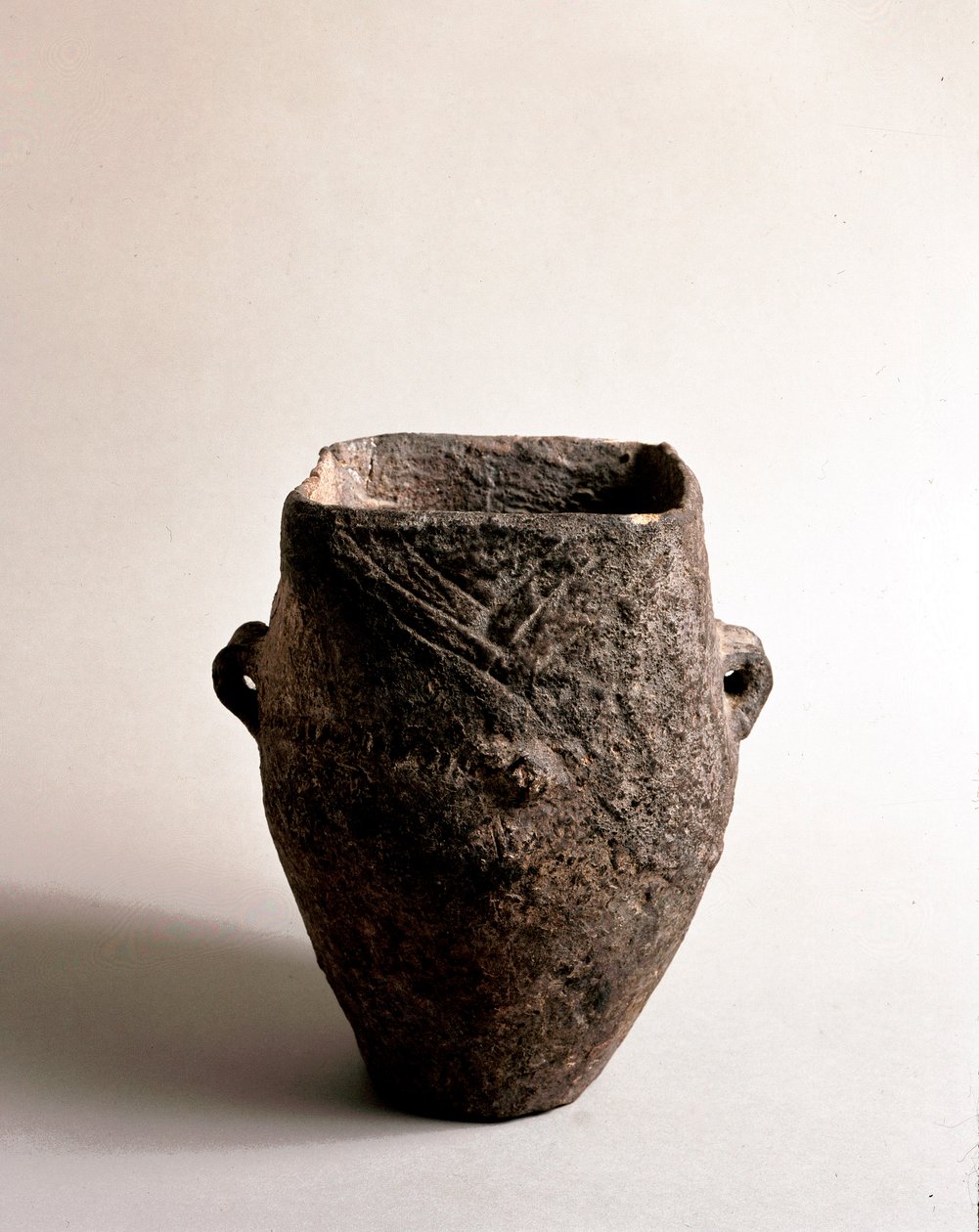 Prehistorie: terracotta vaas met vierkante opening uit het neolithicum van de Caverna Delle Arene in Candide (Ligurië). Pegli, Museo Villa Pallavicini door Prehistoric Prehistoric