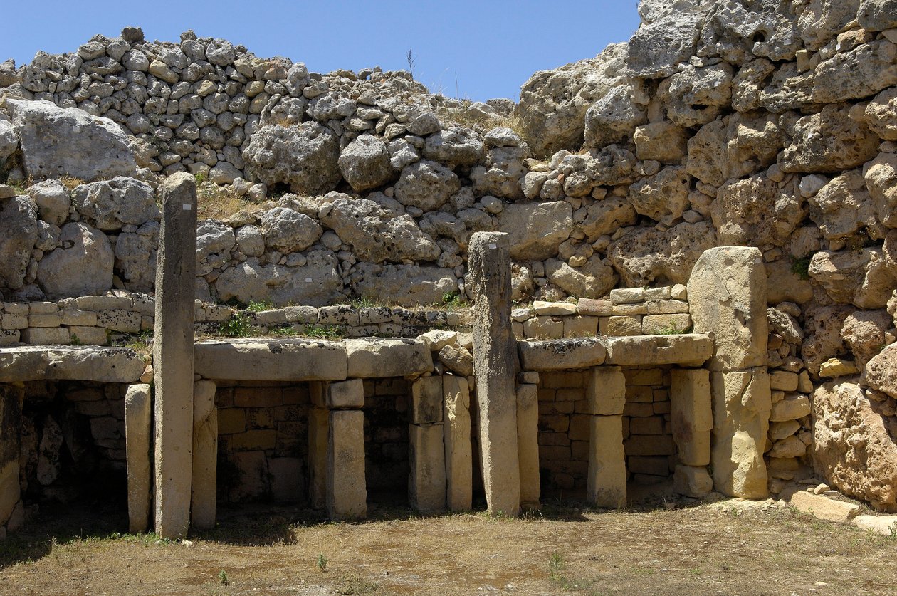 Prehistorie: uitzicht op de megalithische tempel van Ggantija, daterend uit het Neolithicum, eiland Gozo, Malta door Prehistoric Prehistoric