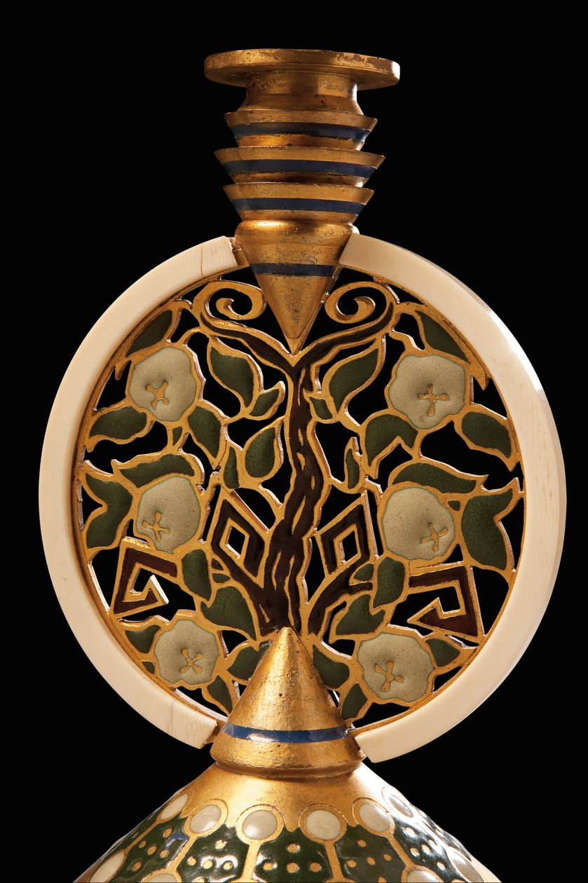 (detail) van een verguld bronzen emaille en ivoren kandelaar door Princess Maria Tenisheva