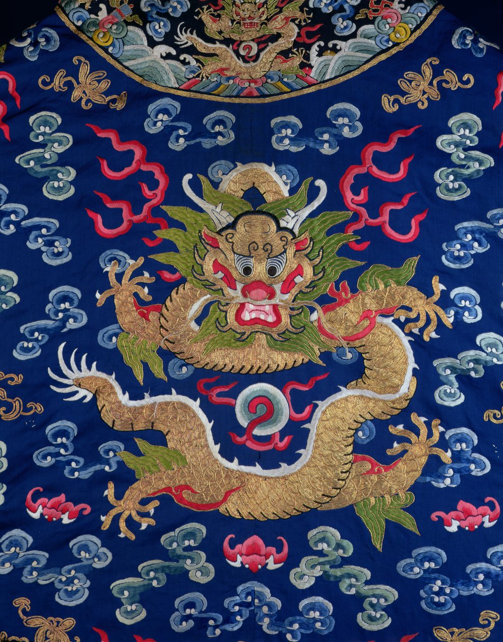 Een blauw-grond geborduurde Kesi drakenjas, detail van draak door Qing Dynasty Chinese School