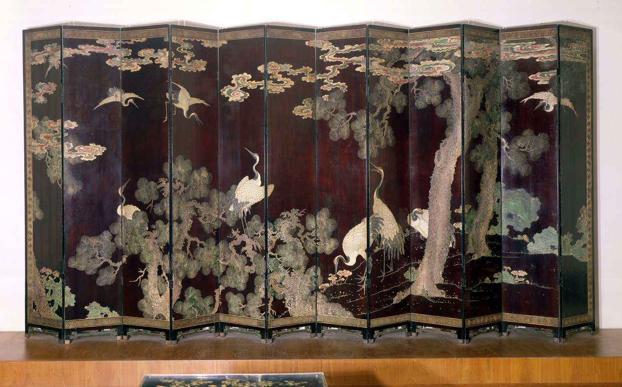 Coromandel scherm met kraanvogels, pijnbomen en wolken op een zwarte achtergrond, 1691 door Qing Dynasty Chinese School