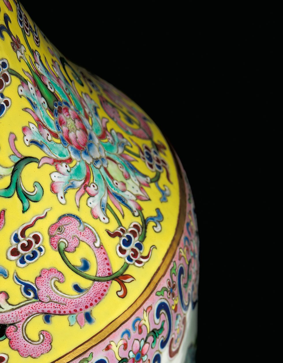 Detail (Een van een Paar Keizerlijke Famille Rose Vazen) door Qing Dynasty   Jiaqing Period Chinese School