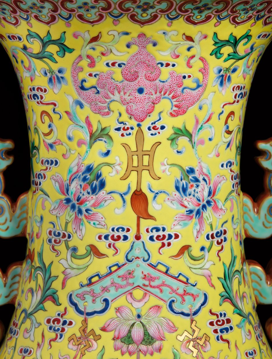 Detail van een paar Keizerlijke Famille Rose vazen door Qing Dynasty   Jiaqing Period Chinese School