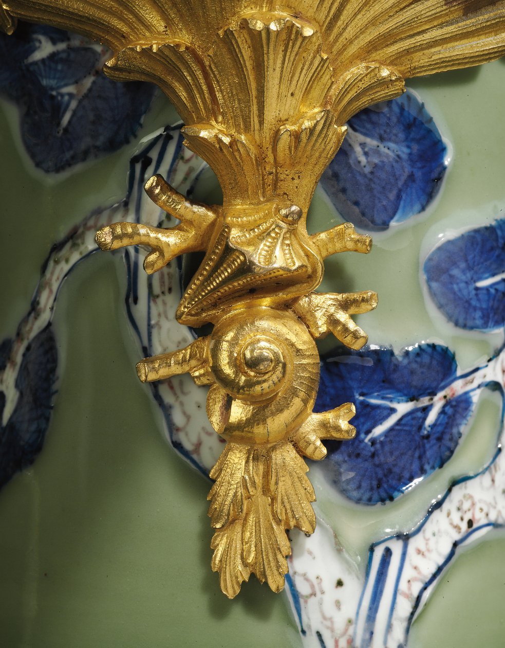 Een van een paar Louis XV kannen, porselein 1662-1722, monturen ca. 1745-49 door Qing Dynasty   Kangxi Period Chinese