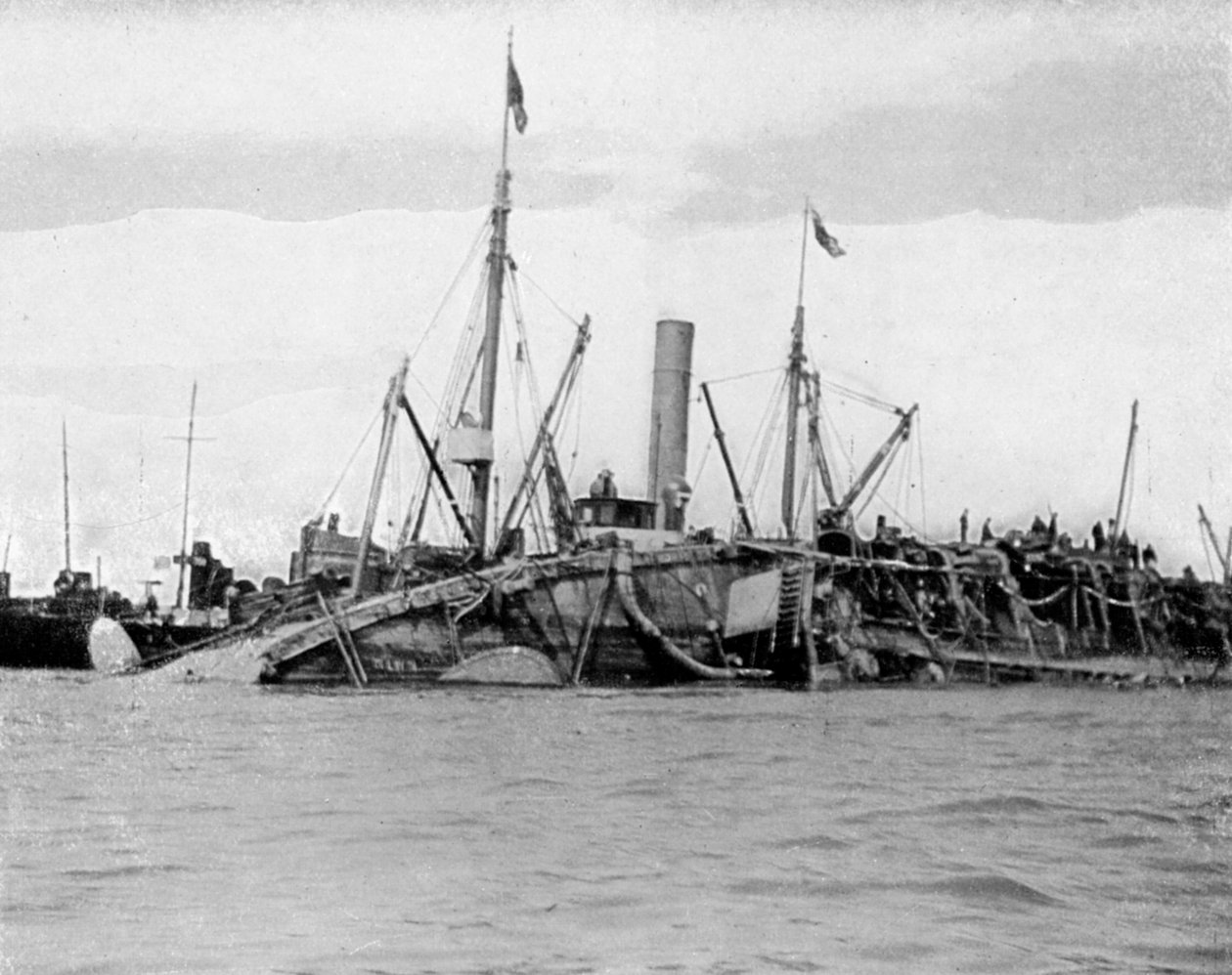 Het lichten van HMS Gladiator, 1908 door Queen Alexandra