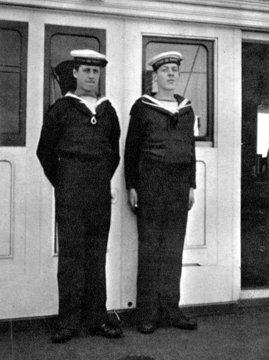 Twee scheepsjongens op het koninklijke jacht Victoria en Albert III door Queen Alexandra