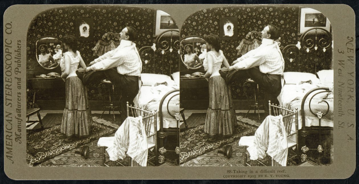 Stereoscopische kaart die een vrouw toont die in een korset wordt geregen, uitgegeven door de American Stereoscopic Company door R.Y Young