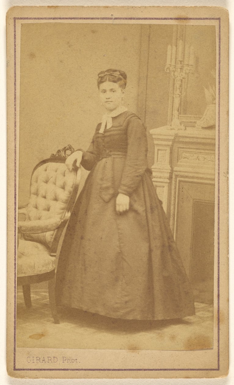 [Ongeïdentificeerde vrouw, staand] door R. Girard